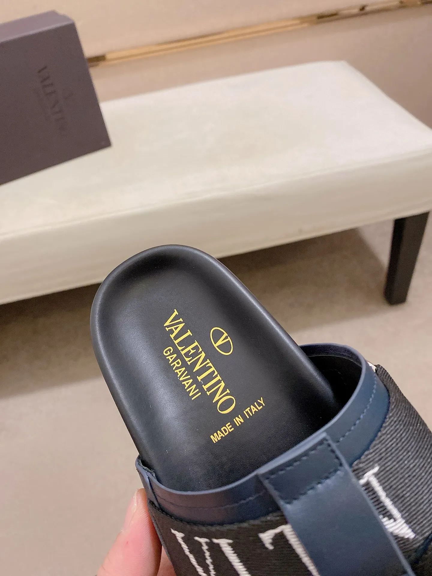 Men's shoes 💰: 480💰[Valentino] New couple 👫Boutique slippers, counter quality, classic plaid, the actual workmanship is quite complex🔰The uppers are made of imported fabrics➕🐑Sheepskin lining, which tests the craftsman's craftsmanship➕original PU outsole. Size: Women’s size: 35-44. Men's size 38-44 (can be customized to size 45, non-refundable)